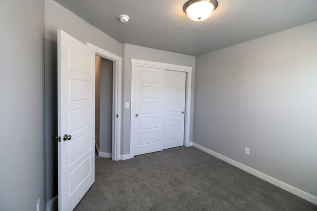 Building Photo - $200 Off First Month Rent! Stunning Lehi Home