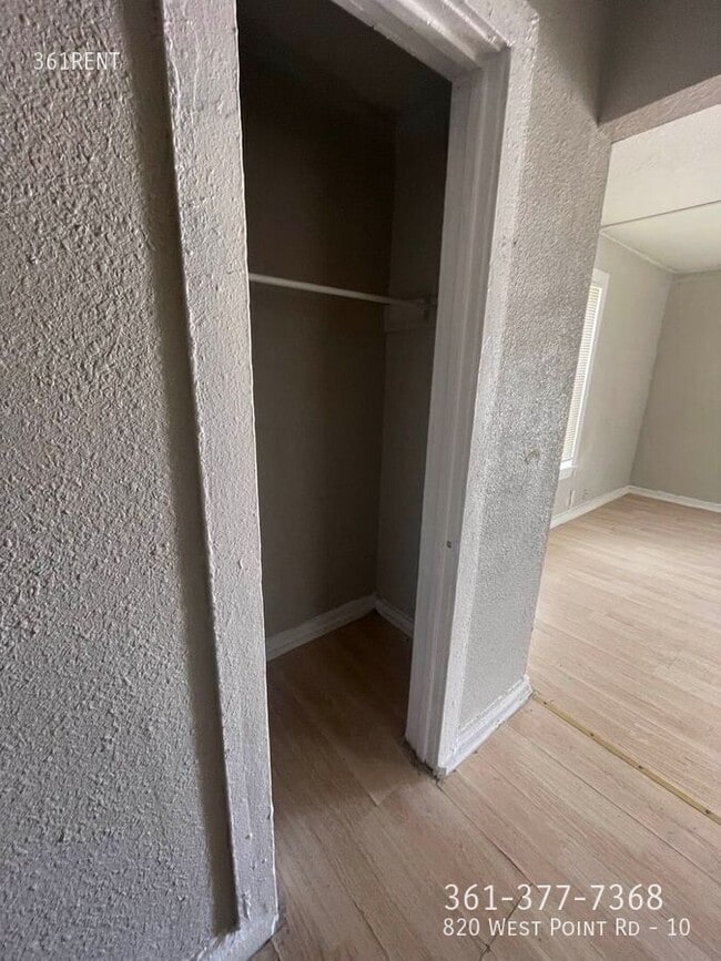 Building Photo - 820 W Point Rd