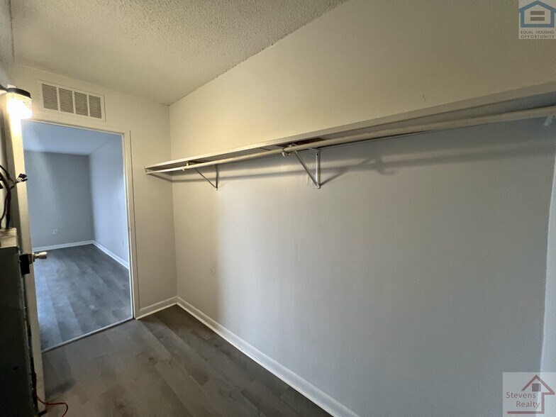 Building Photo - 915 S Seminole Dr