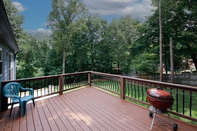 Building Photo - 930 Mountain Top Dr NE