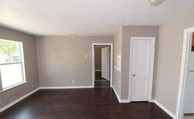 Building Photo - 927-929 Stetson Ave