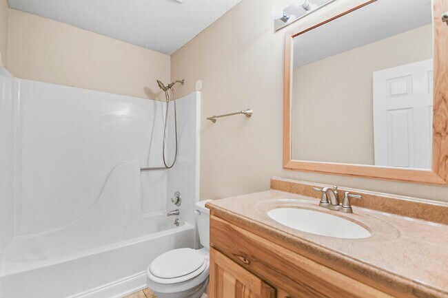 Building Photo - Pet Friendly Three Bedroom!