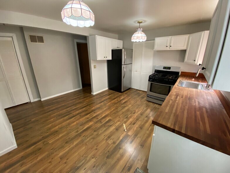 Kitchen - 7012 W 138th Ln