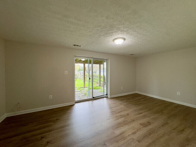 Building Photo - Charming 3 Bedroom/2 Full Bath/2 Half Bath Townhome in Parkville, MD!
