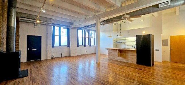 Building Photo - RAVENSWOOD - BEAUTIFUL 1BD/1BTH LOFT FOR R...