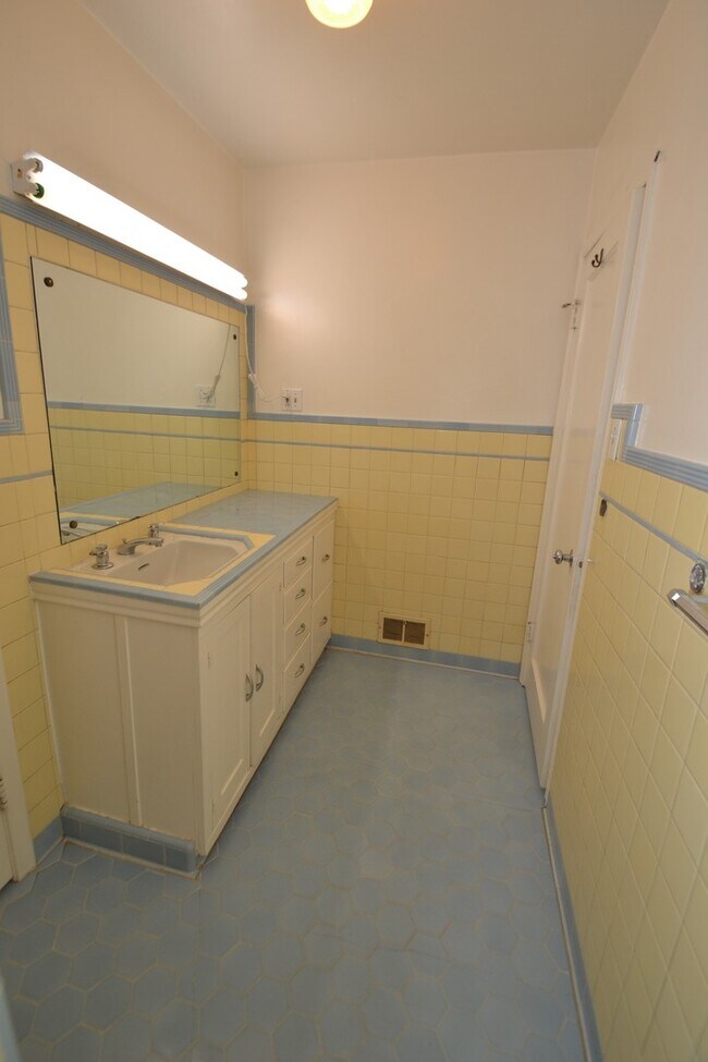 Building Photo - 1594 1/2 S 1100 E
