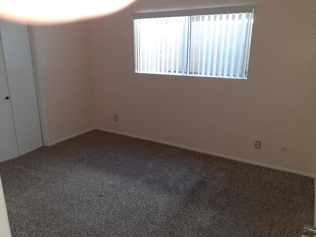 Building Photo - 15414 Larch Ave