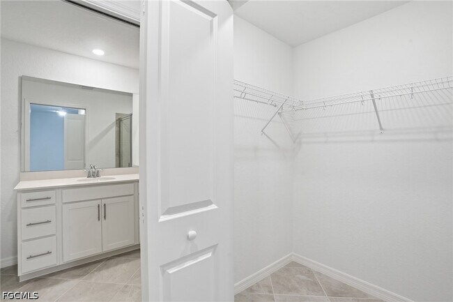 Building Photo - 15375 Grn Acrs Ave