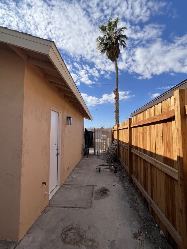 Building Photo - 3608 W Bonanza Rd