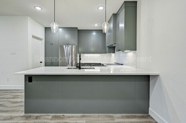 Building Photo - 2100 Tanglewilde St