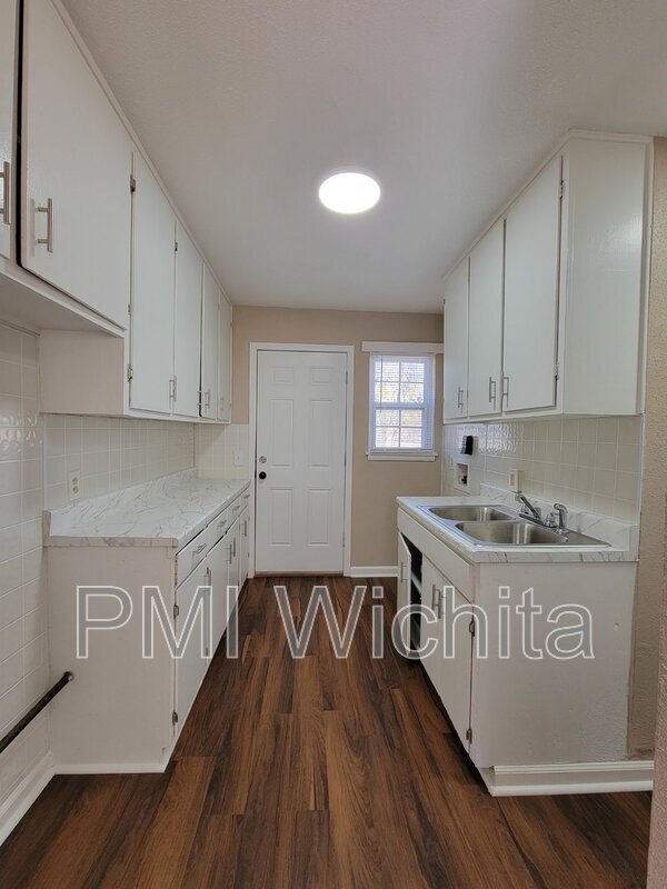 Building Photo - 2557 N Park Pl