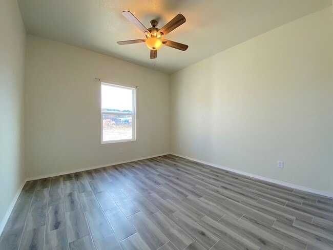Building Photo - 8702 De Alva Dr