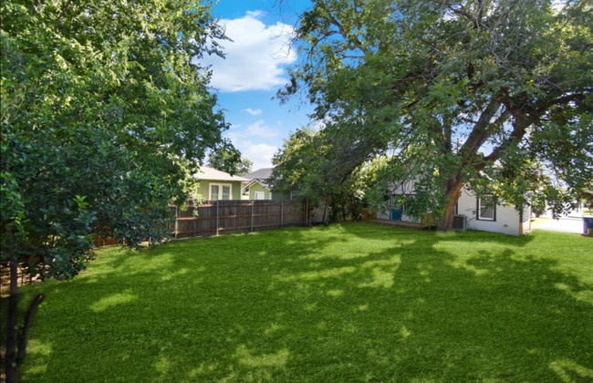 Building Photo - 823 N Palmetto Ave