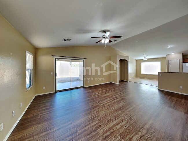 Building Photo - 1172 E Elm Rd