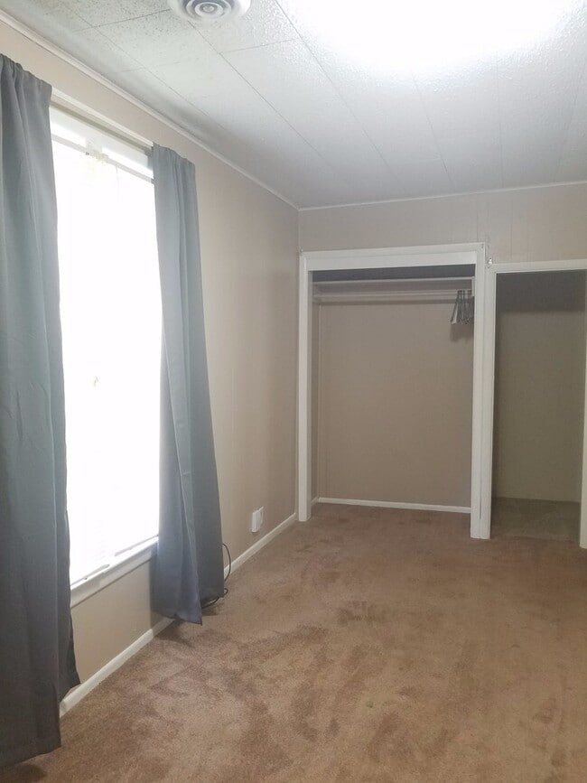 Building Photo - PRE-LEASING- AVAILABLE JUNE 10TH- 4 Bedroom/ 2 Bathroom Home