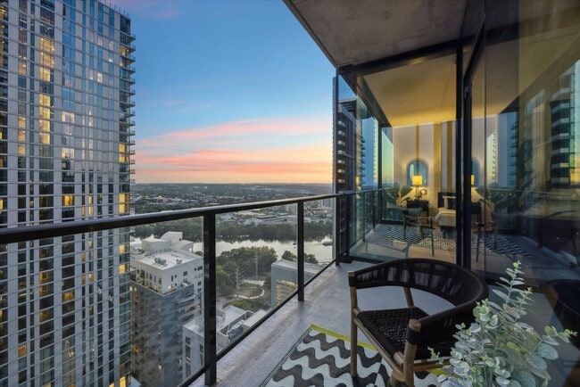 Building Photo - 610 Davis St