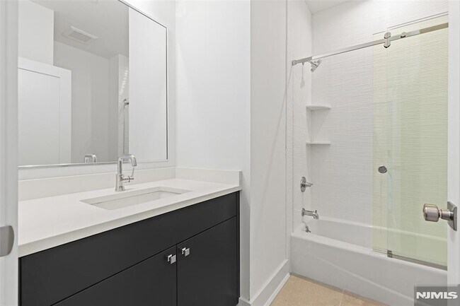 Building Photo - 445 Ramapo Valley Rd