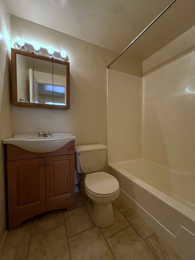 Building Photo - Lovely 2BR Townhome at Regency Place! Spacious Rooms -Attached Garage & Yard! Tour Today!