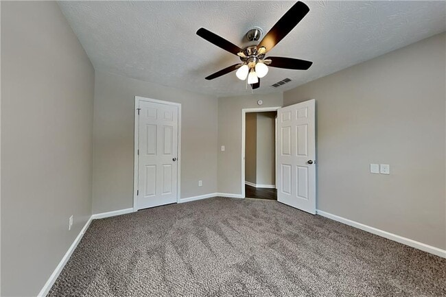 Building Photo - 405 Aristocrat Dr SW