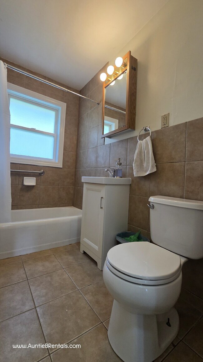 Building Photo - Great 2BR Duplex with a yard, Minneapolis ...