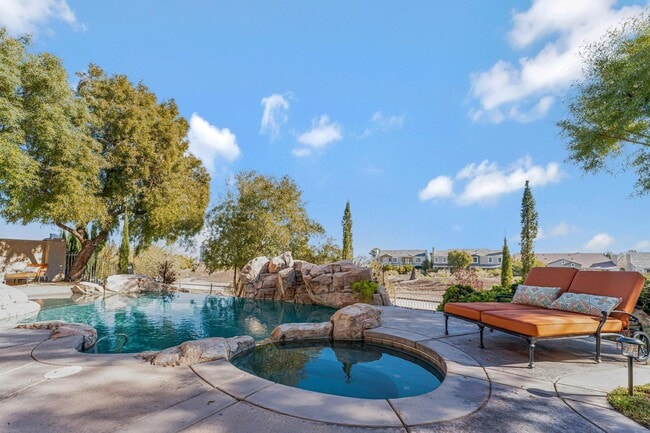 Building Photo - Queensridge Beauty - 5 bedroom on a 1/4+ acre lot