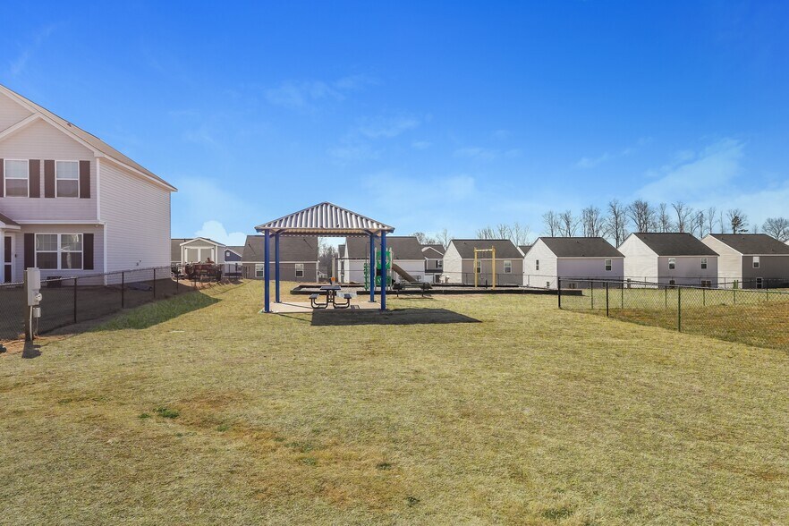 Building Photo - 2135 Southlea Dr