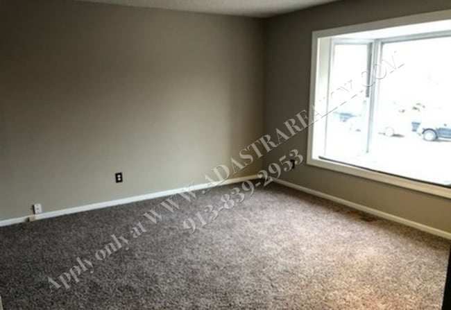 Building Photo - Nice 3 Bed 2 Bath Duplex in KCMO-Available...