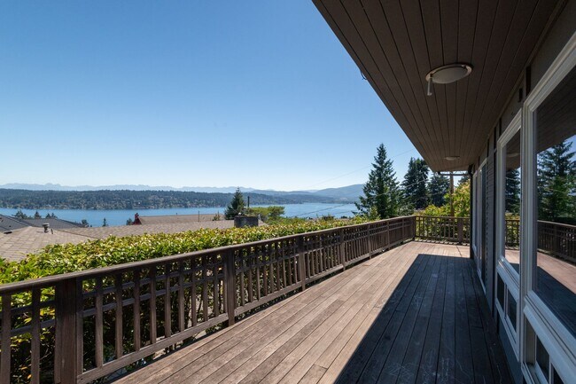 Building Photo - Exceptional Bellevue Home | Lake Sammamish Views | 5 Bed | 3 Bath | 3,380 Sq Ft