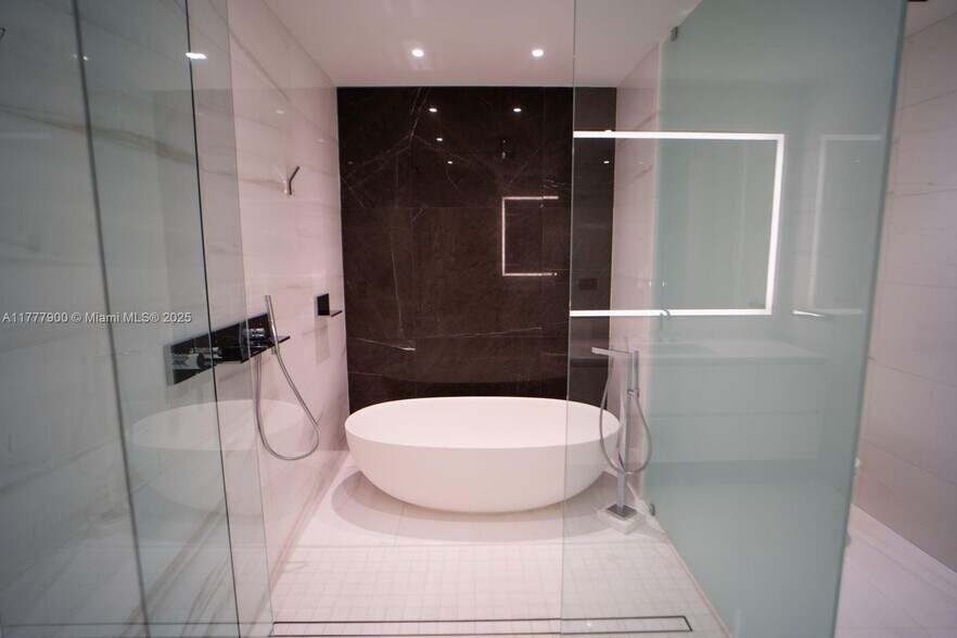 Building Photo - 300 Biscayne Boulevard Way