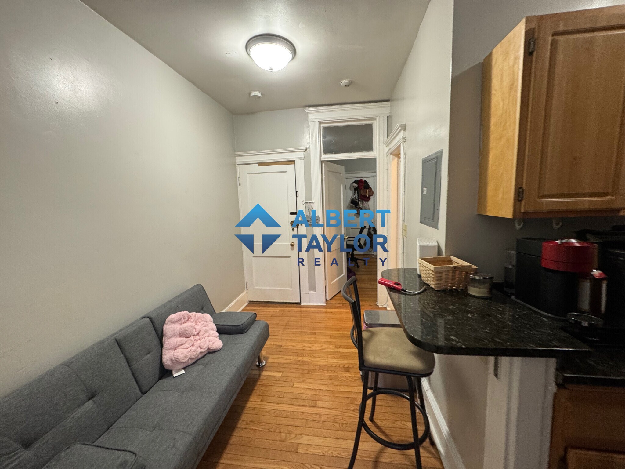 Building Photo - 466 Park Dr