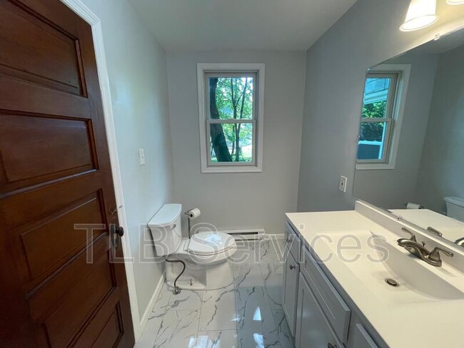 Building Photo - 402 Electric St