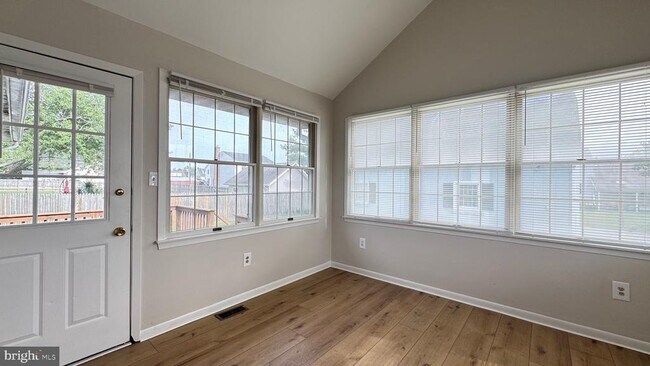 Building Photo - 815 W Wood Ave