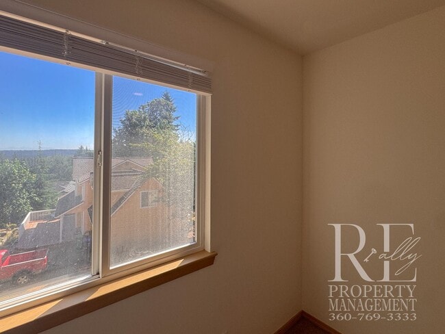 Building Photo - Immaculate Bremerton Home with Expansive Yard, Multiple Living Areas & Designer Kitchen