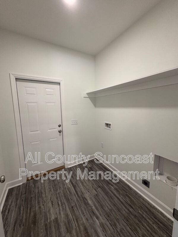 Building Photo - 545 Sunset Dr