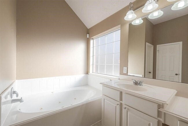 Building Photo - 21711 Cozy Hollow Ln