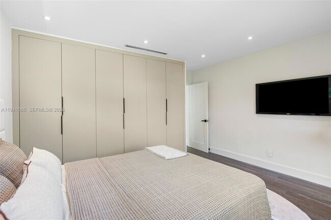 Building Photo - 7810 Hawthorne Ave