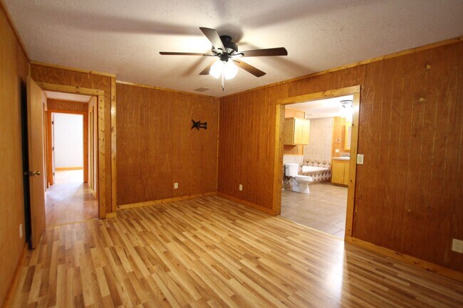 Building Photo - Coming Soon! 3 Bedroom 2 Bath in Bullard! Large Shop!