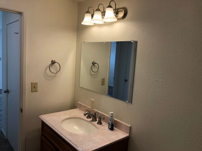 Building Photo - Beautifully updated 2 bed/1bath duplex in ...