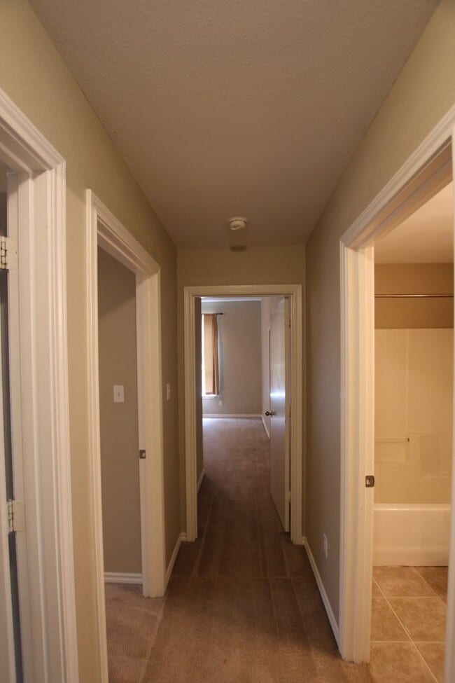 Building Photo - Available! Beautiful 3 bedroom 2 bathroom ...