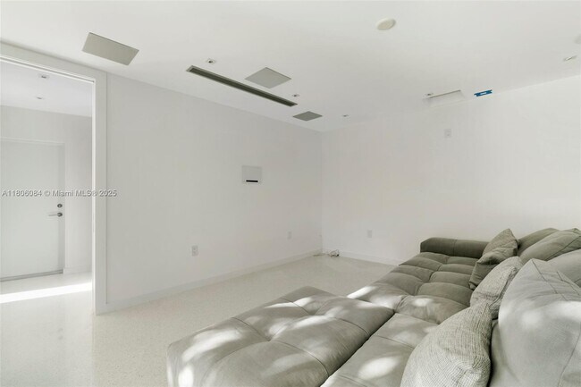 Building Photo - 250 Knollwood Dr