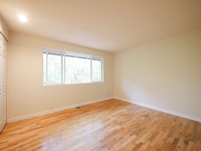Building Photo - 3 Bed and 3 Bath Plus Office Private Singl...
