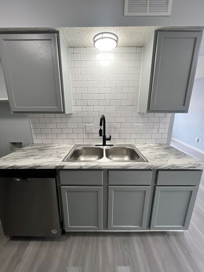 Building Photo - Parkville Living! Updated 2 Bed, 1 Bath with 1-Car Garage