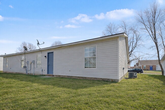 Building Photo - Charming 3-Bed Duplex with Cozy Fireplace on West Thrasher Drive, Fayetteville!