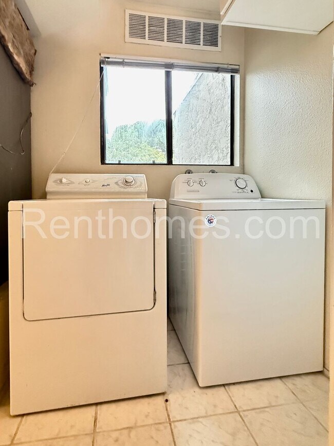 Building Photo - 3847 Camino Lindo
