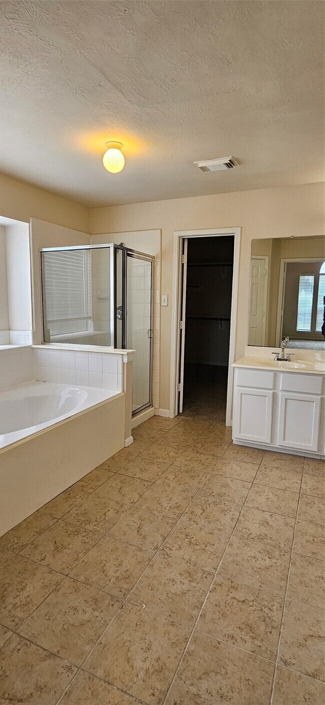 Building Photo - 2519 Pine Shadows Dr