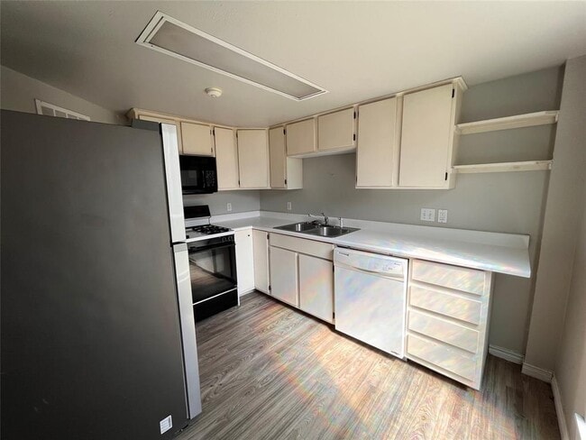 Building Photo - 106 E 38th St