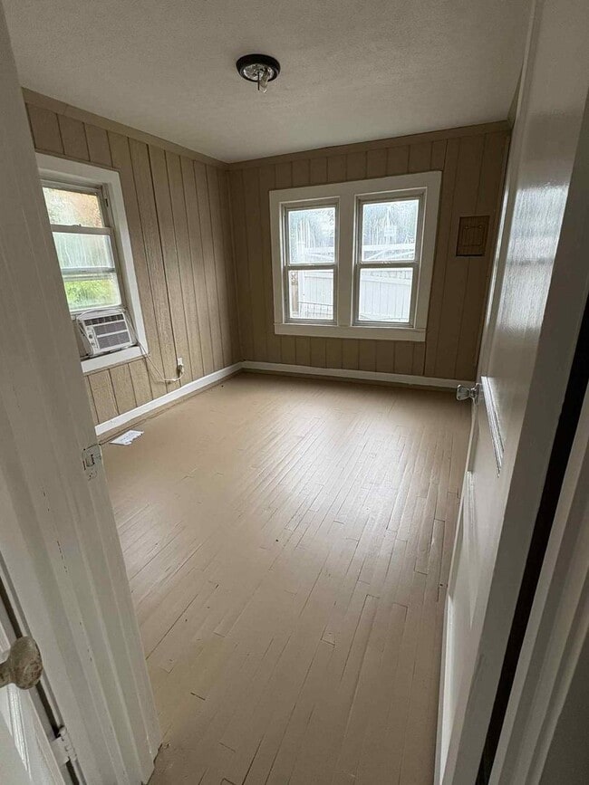 Building Photo - Small Home!