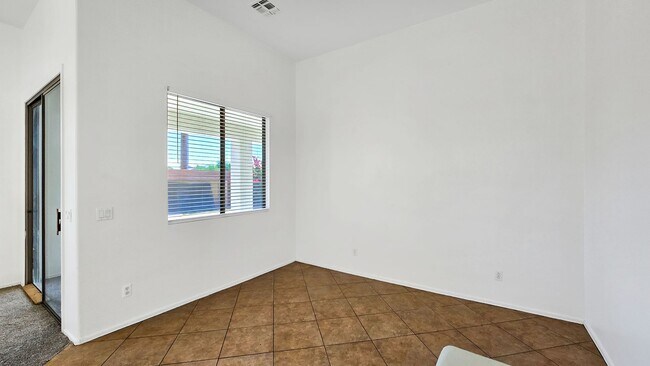 Building Photo - Clean and Cozy home in desirable area!