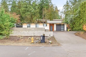 Building Photo - Stunning 4 Bedroom/2 Bathroom West Linn Retreat with Designer Firepit & Gorgeous Views!