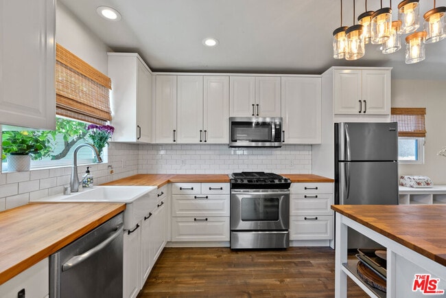 Building Photo - 2317 Vineyard Ave